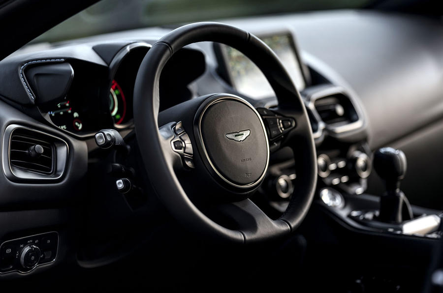 Màu Xanh Dương Xe Aston Martin Vantage Của Nước Nào, Giá Bao Nhiêu, Mẫu 2 Cửa Này Có Option Đặc Biệt, Khung Gầm Có cứng hay không, tăng tốc bao nhiêu giây, động cơ bao nhiêu chấm, máy đặt trước hay sau.