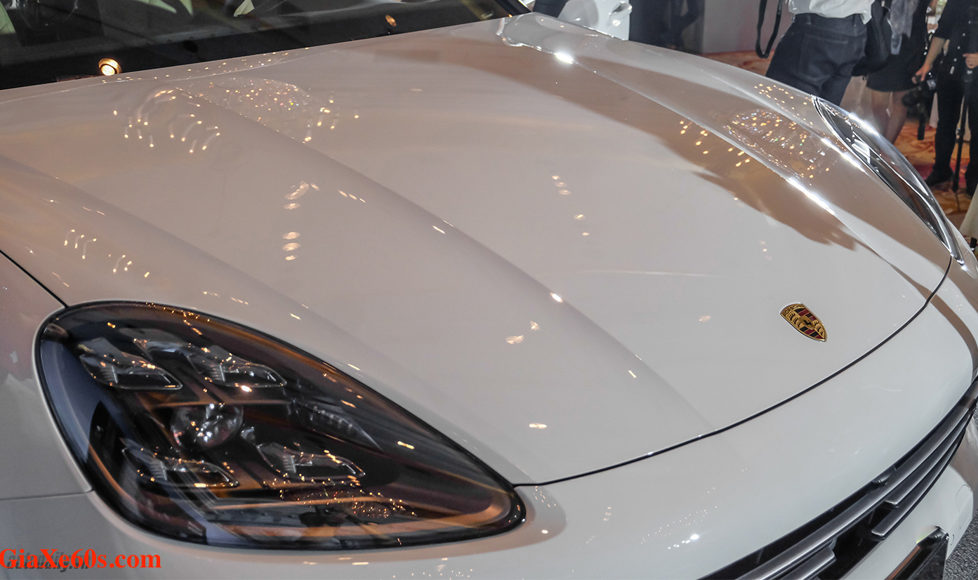 Phần đầu xe nắp capo của Porsche Cayenne COupe mới nhất màu trắng