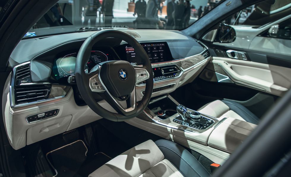 THÔNG SỐ KỸ THUẬT, Giá XE BMW X7 7 CHỖ ĐỜI MỚI NHẤT TẠI VIỆT NAM 2019, BMW X7 mới có bao nhiêu màu ngoại thất, giá từ 4,5 tỷ đồng cho phiên bản tiêu chuẩn, động cơ xăng 3.0 lít, Xe được đánh giá là đẹp nhất,  có 2 loại ghế là 6 và 7 ghế cùng hệ thống option full.