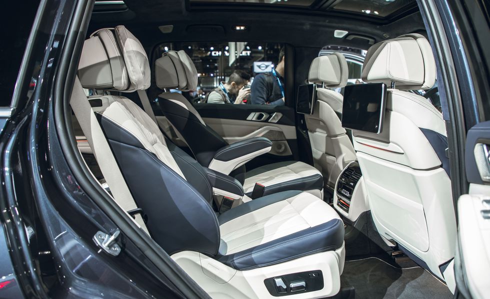 THÔNG SỐ KỸ THUẬT, Giá XE BMW X7 7 CHỖ ĐỜI MỚI NHẤT TẠI VIỆT NAM 2019, BMW X7 mới có bao nhiêu màu ngoại thất, giá từ 4,5 tỷ đồng cho phiên bản tiêu chuẩn, động cơ xăng 3.0 lít, Xe được đánh giá là đẹp nhất,  có 2 loại ghế là 6 và 7 ghế cùng hệ thống option full.