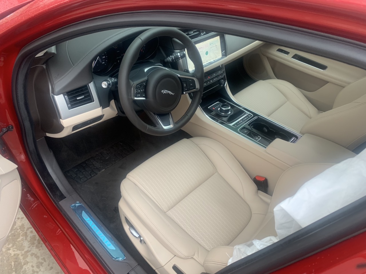 Jaguar XF Prestige màu đỏ nội thất màu kem sang trọng 