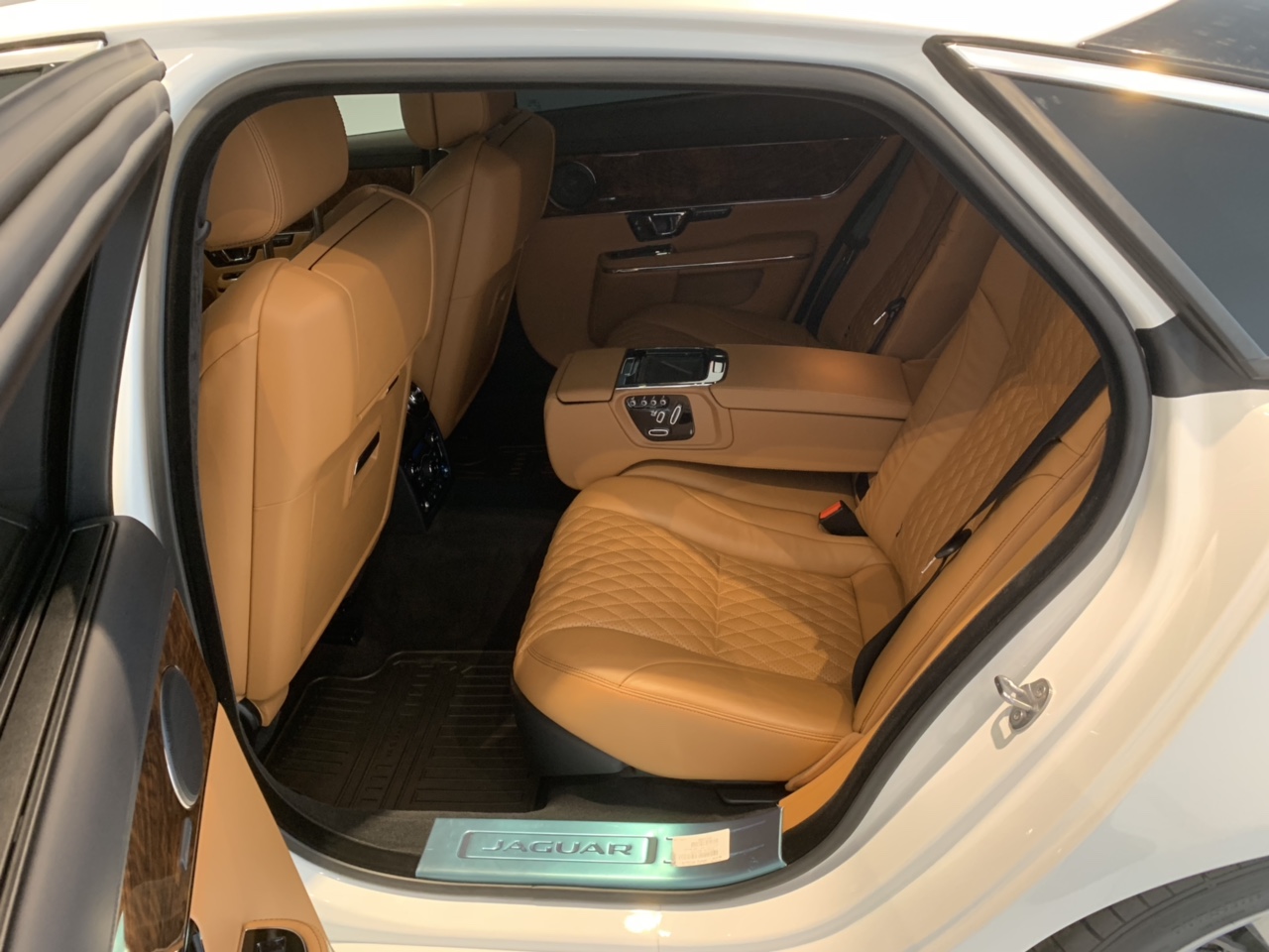 Giá Xe Jaguar XJL Phiên Bản 3.0 V6 Đời Mới Model 2019 Bao Nhiêu Tiền, Mẫu Sedan cao cấp cua thương hiệu Jaguar Anh QUốc được nhập khẩu trực tiếp từ nước Anh về Việt Nam với mức giá 6,6 tỷ