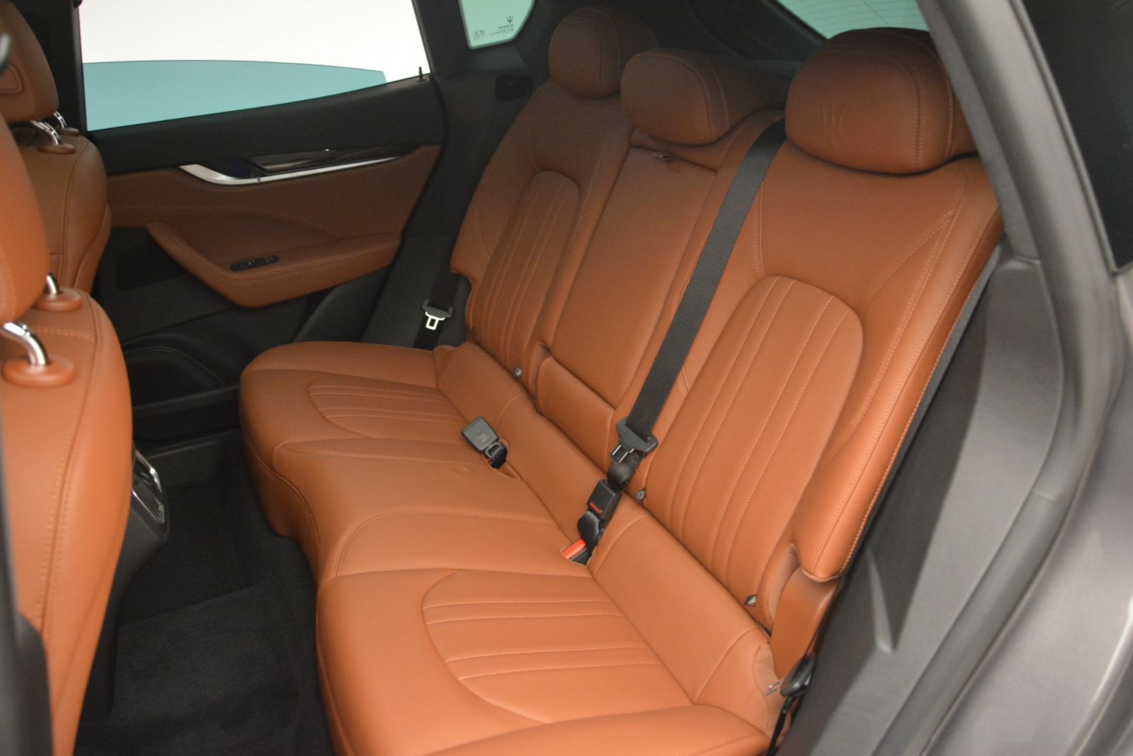 Maserati Levante 5 Chỗ Đối Thủ Porsche Cayenne 2020 Giá Bao Nhiêu - ghế da bò nâu vàng hàng ghế thứ 2