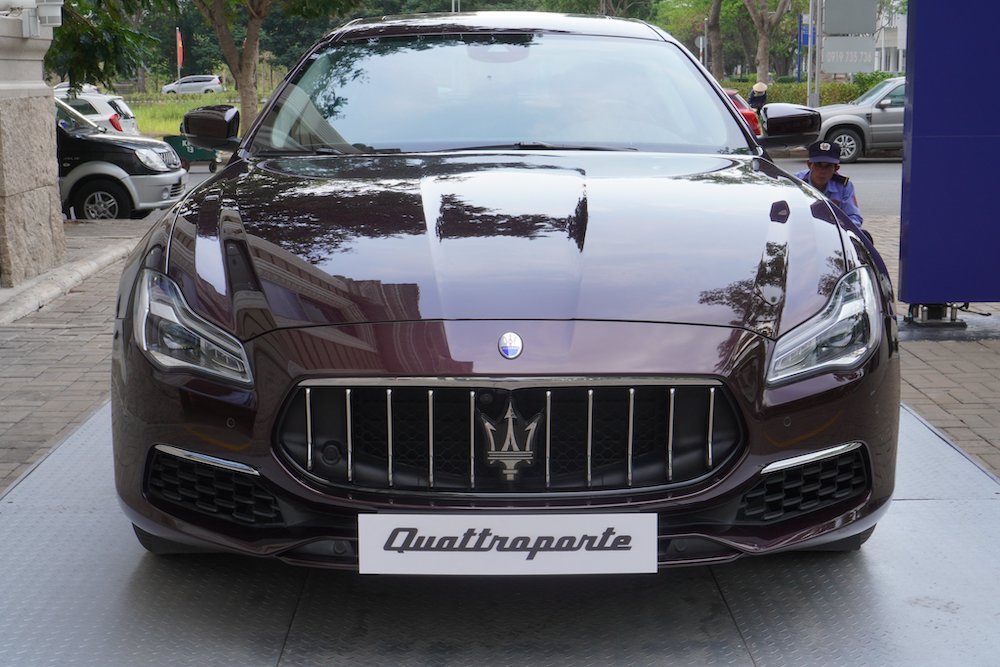 Xe Ý 4 Chỗ Maserati Màu Đỏ Giá Bao Nhiêu Tiền Lăn Bánh Gồm Biển Số và Bảo Hiểm Thân Xe, Xe Máy Xăng động cơ 3.0 v6 lít, nhập khẩu trực tiếp chính hãng từ ITalia, Xe màu đỏ đô, nội thất màu da bò nâu
