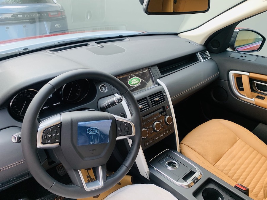 phần khoang lái Mẫu xe Land Rover Discovery Sport Phiên Bản HSE Luxury Màu Đỏ.