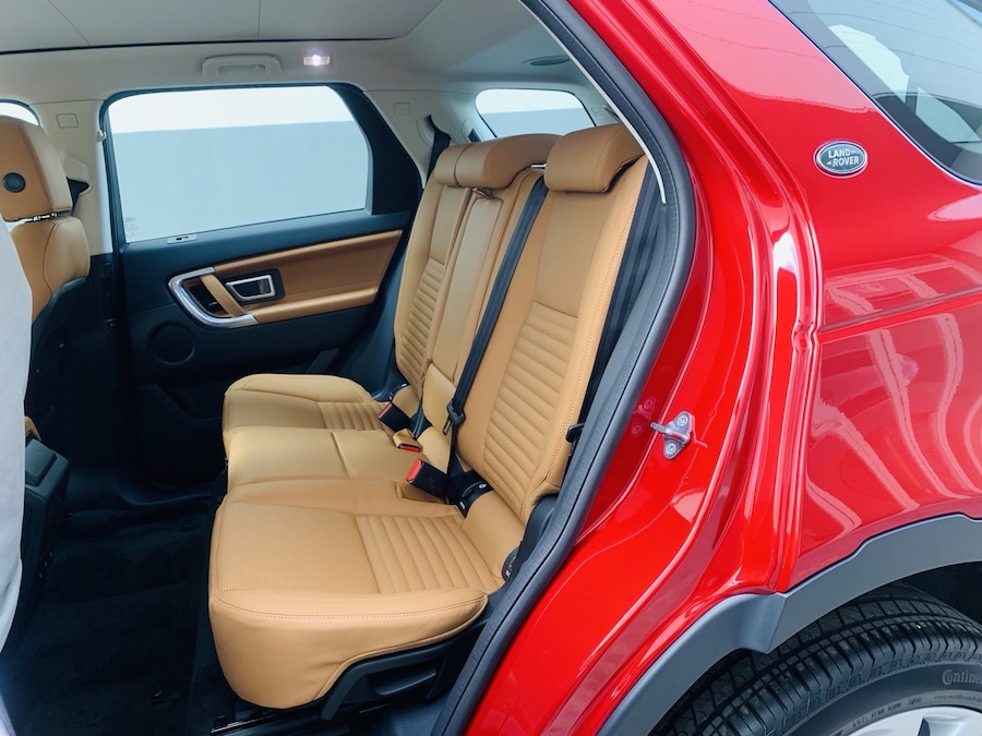 ghế thứ 2 màu nâu da bò: Mẫu xe Land Rover Discovery Sport Phiên Bản HSE Luxury Màu Đỏ.