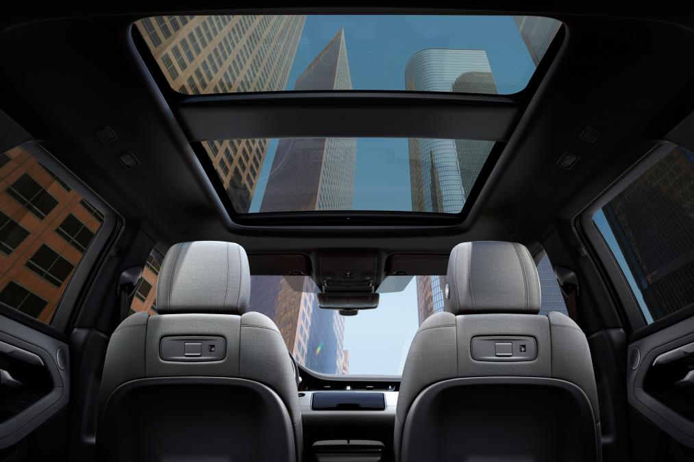 Range Rover Evoque 2020 có cửa số trời trượt mở được