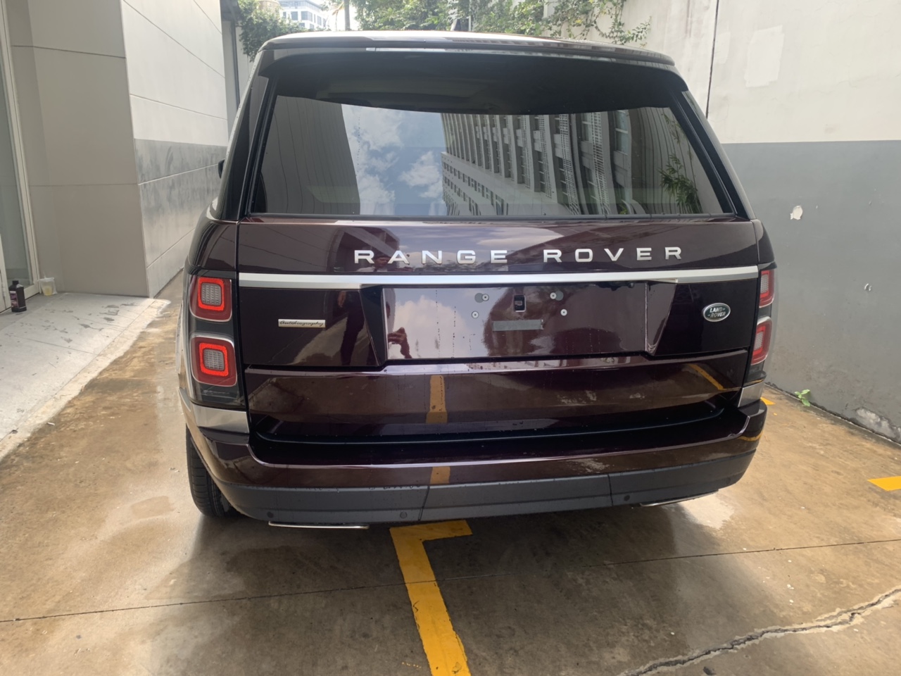 Giá Bán Của Xe Range Rover Autobiography Phiên Bản Dài Long Wheelbase ( LWB ) 2020 tại Việt Nam từ 11,560,000,000 đồng cho bản 3.0L Supercharged và 16,000,000,000đ bản 5.0 V8, tất nhiên là 21,000,000,000đ cho bản 4 ghế đặc biệt SVautobiography.
