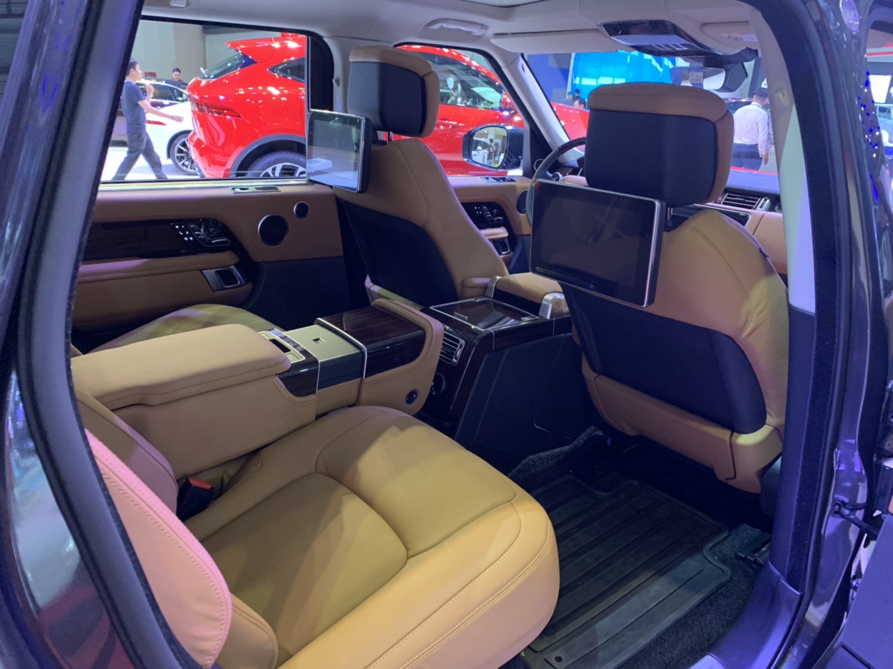 Range Rover Autobiography LWB Bản Dài Ra Mắt Tại Triễn Lãm Bao Nhiêu Tiền, Đời Bao Nhiêu 2019 hay 2020, Động Cơ Mấy Chấm, Bản Supercharged hay HSE, Mấy ghế ngồi, màu đen hay xám, giá rẻ nhất bao nhiêu, 