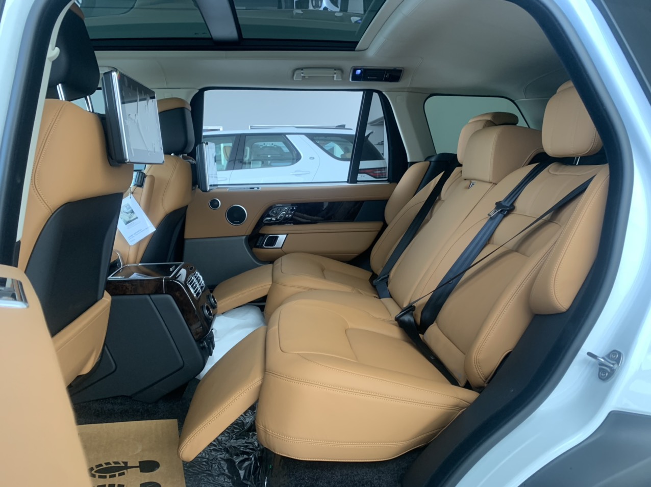 Hàng ghế sau kiểu thương gia trên range rover autobiography lwb màu da bò nâu 2020