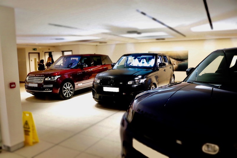 Địa Chỉ Showroom Land Rover Jaguar SR mới tại Paragon, số 3 Đường Nguyễn Lương Bằng, Phú Mỹ Hưng, Quận 7, TP HCM có trưng bày  đầy đủ các mẫu xe 5 và 7 chỗ của thương hiêu nhập anh quốc