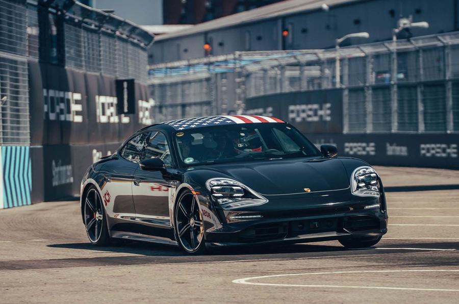 mẫu xe chạy bằng động cơ điện Porsche Taycan ra mắt có gì nổi bật