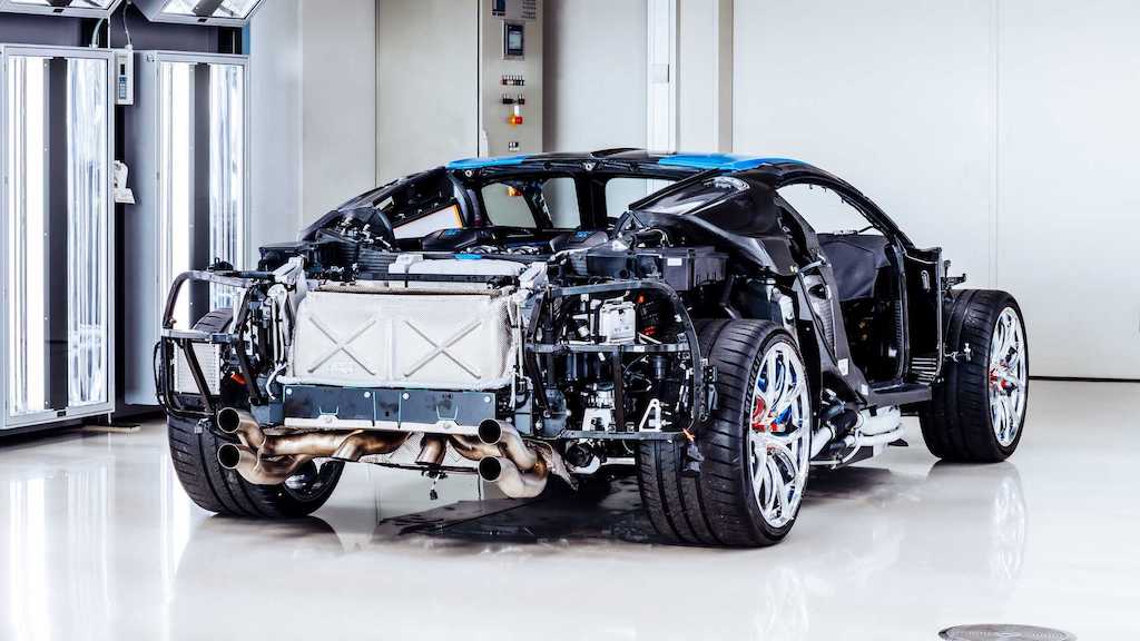 Bugatti nêu bật sự phát triển phức hợp của động cơ Quad-Turbo W16