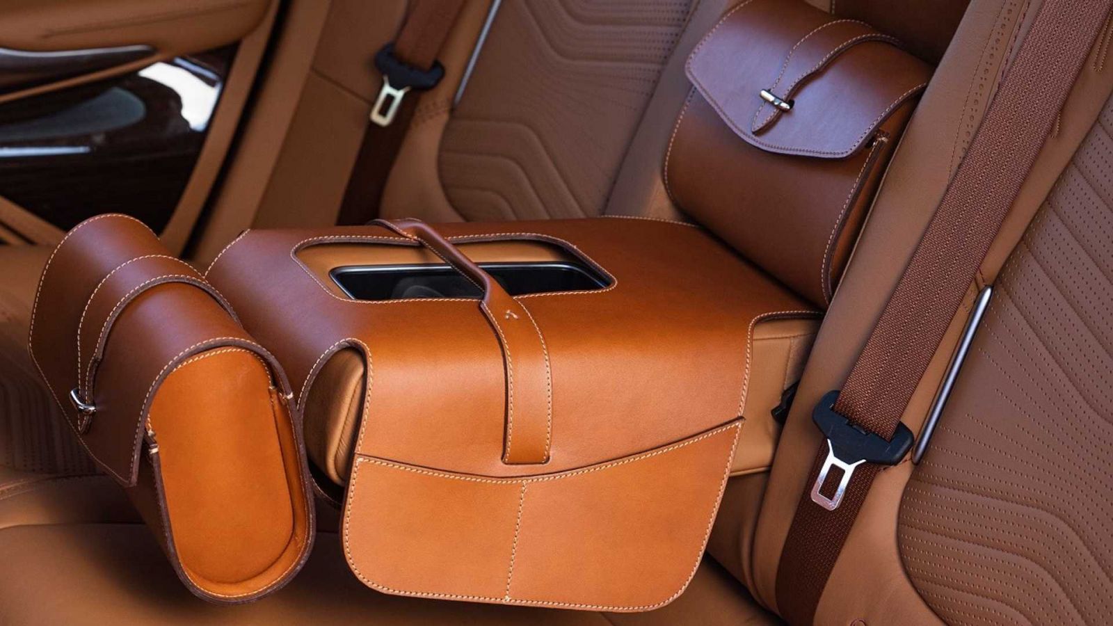 Mẫu Gầm Cao Aston Martin SUV DBX Mấy Phiên Bản, Giá Bao Nhiêu Khi Về Việt Nam từ 2021. Mẫu Gầm Cao Aston Martin SUV DBX Mấy Phiên Bản, Giá Bao Nhiêu Khi Nhập khẩu chính hãng về Việt Nam, DBX SUV có option gì hơn Urus, Xe DBX được sản xuất và lắp ráp ở đâu, của nước nào, gía thấp nhất bao nh