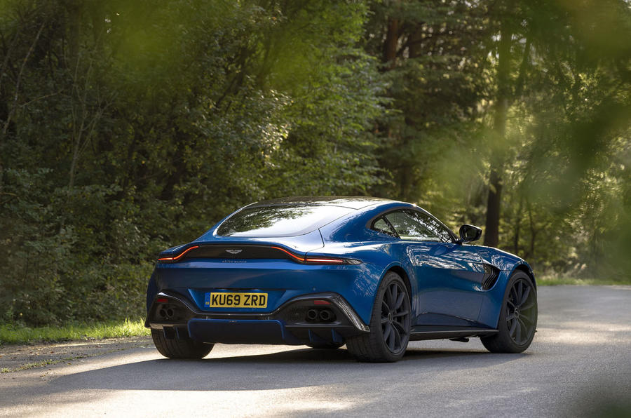 Màu Xanh Dương Xe Aston Martin Vantage Của Nước Nào, Giá Bao Nhiêu, Mẫu 2 Cửa Này Có Option Đặc Biệt, Khung Gầm Có cứng hay không, tăng tốc bao nhiêu giây, động cơ bao nhiêu chấm, máy đặt trước hay sau. Màu Xanh Dương Xe Aston Martin Vantage Của Nước Nào, Giá Bao Nhiêu, Mẫu 2 Cửa Này Có Option Đặc Biệt, Khung Gầm Có cứng hay không, tăng tốc bao nhiêu giây, động cơ bao nhiêu chấm, máy đặt trước hay sau.