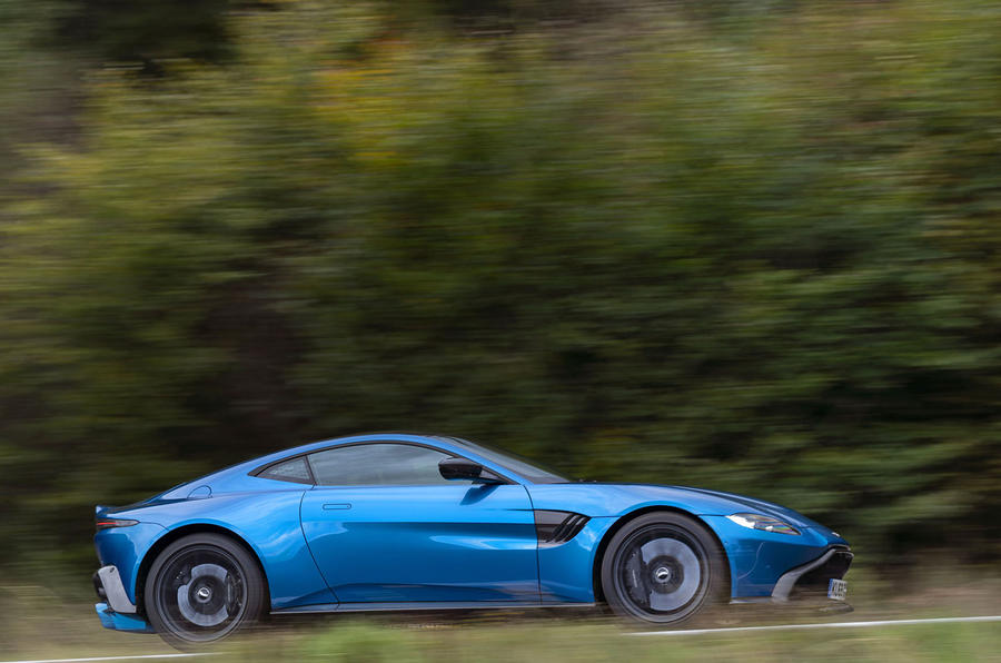 Màu Xanh Dương Xe Aston Martin Vantage Của Nước Nào, Giá Bao Nhiêu, Mẫu 2 Cửa Này Có Option Đặc Biệt, Khung Gầm Có cứng hay không, tăng tốc bao nhiêu giây, động cơ bao nhiêu chấm, máy đặt trước hay sau. Màu Xanh Dương Xe Aston Martin Vantage Của Nước Nào, Giá Bao Nhiêu, Mẫu 2 Cửa Này Có Option Đặc Biệt, Khung Gầm Có cứng hay không, tăng tốc bao nhiêu giây, động cơ bao nhiêu chấm, máy đặt trước hay sau.