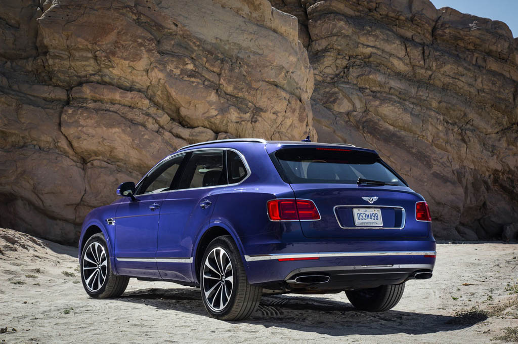 GIÁ XE BENTLEY BENTAYGA 5 CHỖ ĐỜI MỚI NHẤT MÀU XANH NHẬP KHẨU TẠI VIỆT NAM