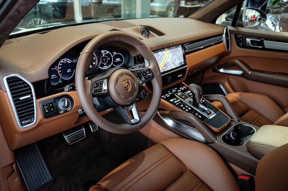 Xe Porsche Cayenne Phiên Bản Turbo 550 V8 Mã Lực Giá Bao Nhiêu - màu vàng cát Xe Porsche Cayenne Phiên Bản Turbo 550 V8 Mã Lực Giá Bao Nhiêu Tiền Khi Lăn Bánh, Có những màu ngoại thất nào,nội thất nâu da bò trên bản nào Cayenne SUV Và Coupe có gì khác biệt nhau vè trang bị option hay không,