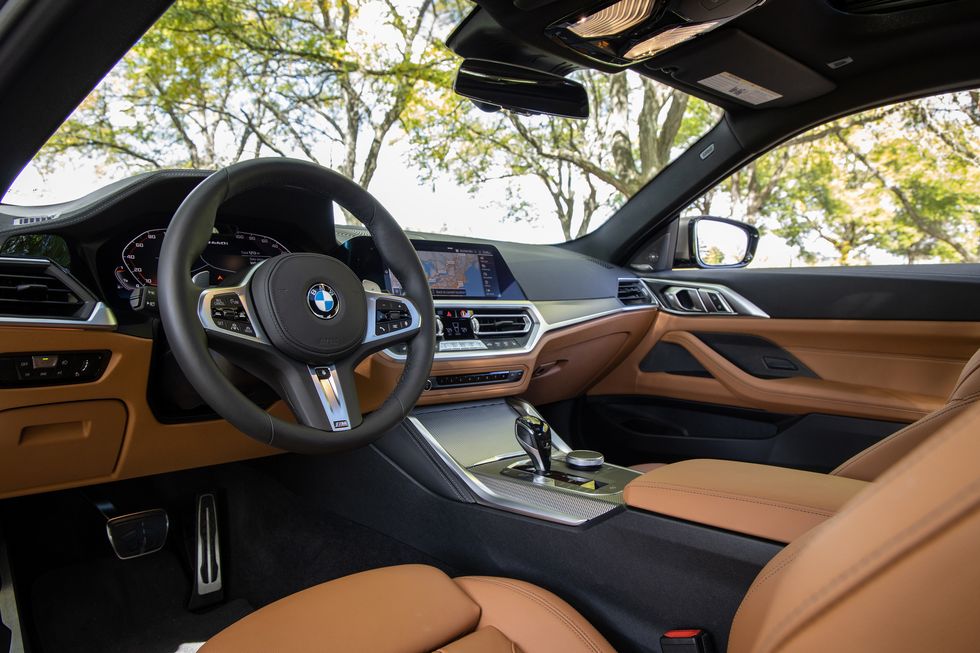 BMW 4-Series Coupe 46.595 USD Là thế hệ thứ 2 thay thế cho 3 Series-Coupe mang mã nội bộ G22, phiên bản 430i tiêu chuẩn có giá khởi điểm 46.595 USD, trong khi phiên bản dẫn động 4 bánh toàn thời gian 430i xDrive