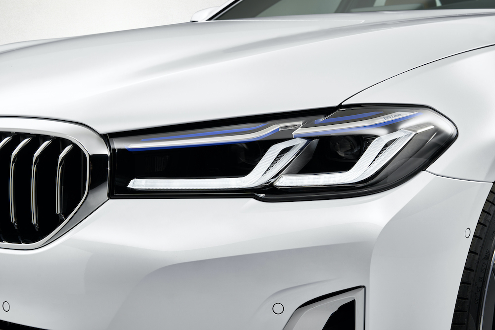 BMW 5 Series 530i Đời 2021 Có Gì Mới, Giá Bao Nhiêu Tiền, Xe màu trắng mới, phiên bản động cơ xăng 2.0l giá rẻ nhất, bản tiêu chuẩn, xe nhập khẩu châu âu hay lắp ráp