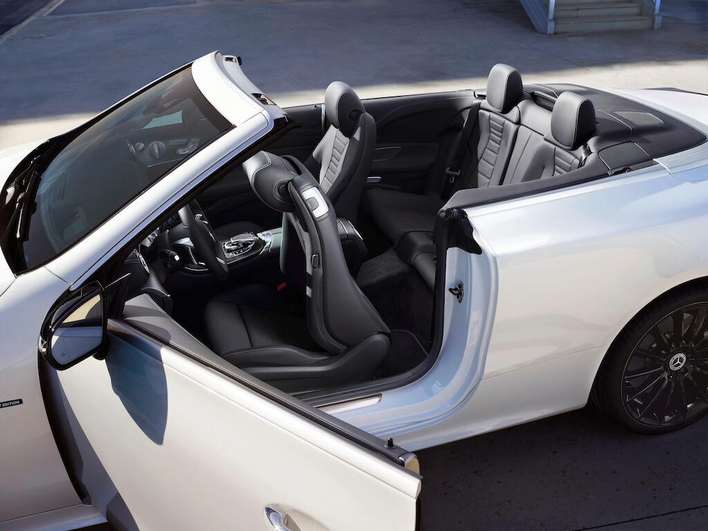 Xe Mercedes E-Class 2023 phiên bản Night Edition mui trần. màu bạc