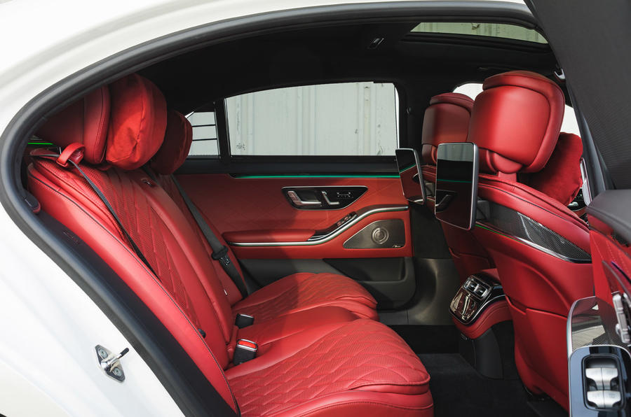 Nội thất bên trong Mercedes S Class 2022. Ghê sau thương gia