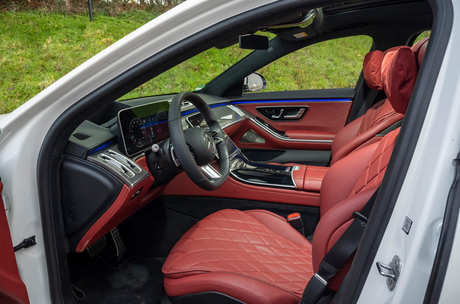 Nội thất bên trong Mercedes S Class 2022. Ghế lái