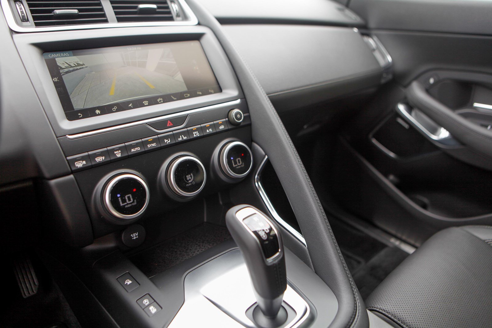 Giá Xe Jaguar E-Pace Màu Xám Bạc Giá Xe Jaguar E-Pace Màu Xám Bạc