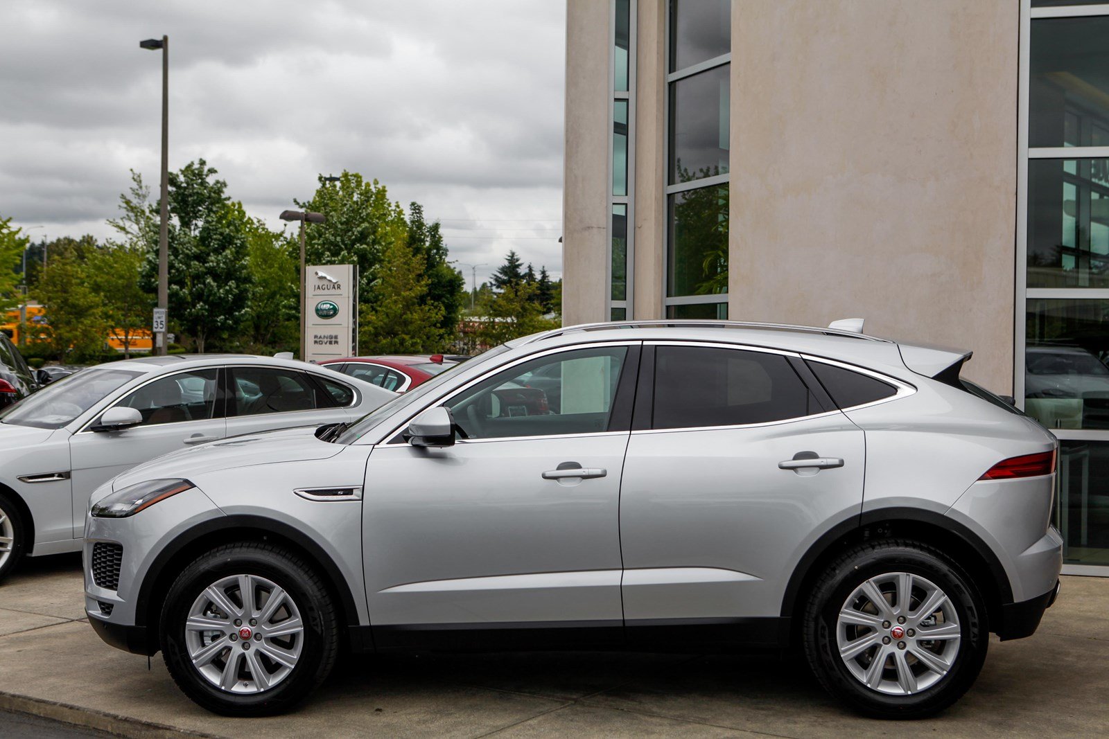 Giá Xe Jaguar E-Pace Màu Xám Bạc Giá Xe Jaguar E-Pace Màu Xám Bạc