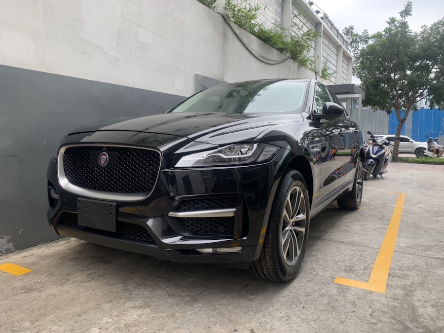 Gia Xe Jaguar 5 Chỗ F-Pace của nước Anh Quốc Sản Xuất Bao Nhieu Tiền Tại Việt Nam Phiên Bản 2.0 Mẫu Mới 2020 Màu Đen, SUV gầm cao của Jaguar sản xuất tại nước nào, Jaguar của nước nào sản xuất, Jaguar của ca sĩ Hồ Ngọc Hà Là Jaguar 