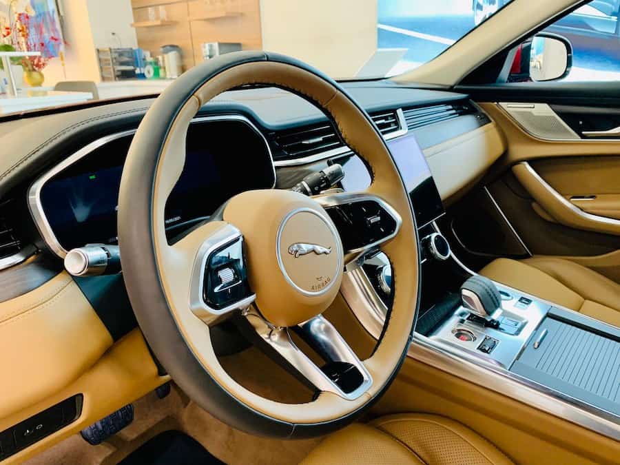 Nội thất mới của Jaguar xf 2022 sang trọng và hiện đại lẫn tiện nghi nhiều hơn.