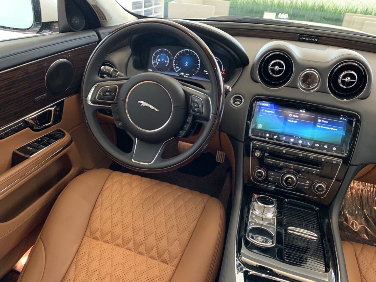 bên trong nội thất jaguar xjl màu nâu da bò rất sang trọng