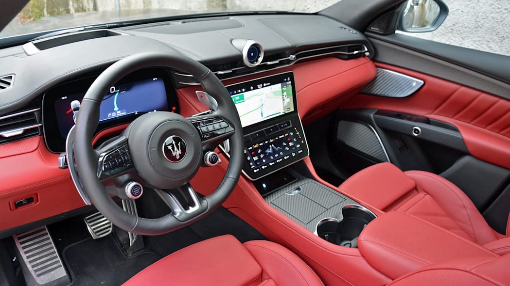 Đánh Giá Xe Maserati Grecale Trofeo 2023 Hơn Cả Porsche Cayenne Turbo Có Giá tiêu chuẩn 9.160.000.000 VNĐ, Công suất  550 PS (404 kW) . Tăng tốc từ 0 - 100 km/giờ 4,1 giây (3,9 giây với Performance Start). Tốc độ tối đa