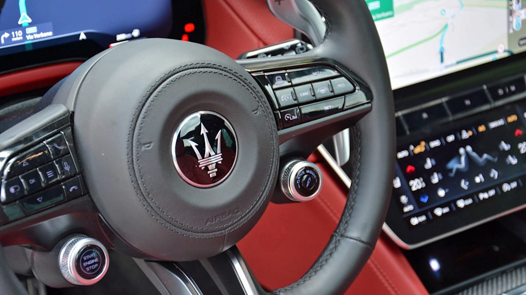 Đánh Giá Xe Maserati Grecale Trofeo 2023 Hơn Cả Porsche Cayenne Turbo Có Giá tiêu chuẩn 9.160.000.000 VNĐ, Công suất  550 PS (404 kW) . Tăng tốc từ 0 - 100 km/giờ 4,1 giây (3,9 giây với Performance Start). Tốc độ tối đa