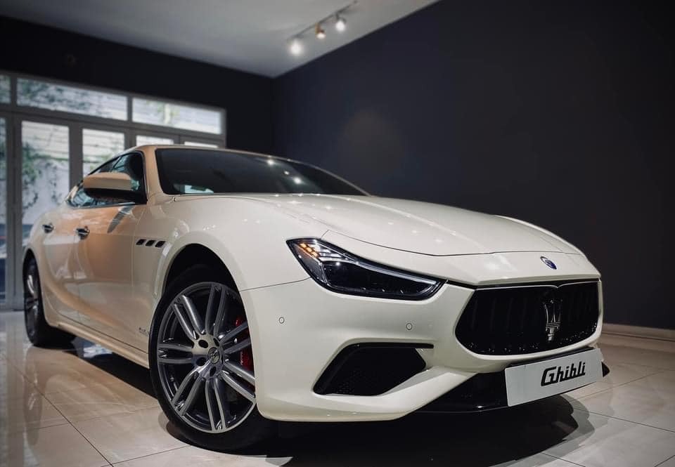Hình ảnh chi tiết từ ngoại thất màu trắng của Maserati Ghibli đời 2022