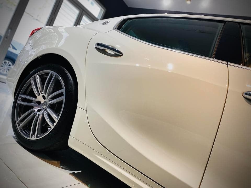 Hình ảnh chi tiết từ ngoại thất màu trắng của Maserati Ghibli 2022