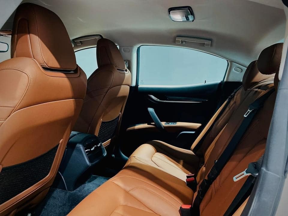 Hình ảnh chi tiết hàng ghế sau của Maserati Ghibli 2022