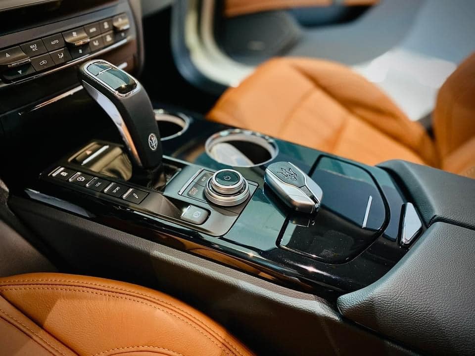 Hình ảnh Xe Maserati Ghibli Đoi 2022  cần số và hệ thống điều khiển lái