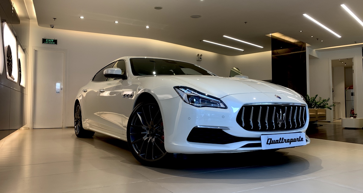 xe Maserati quattroporte màu trắng 