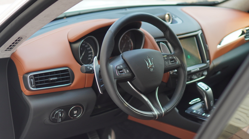 Nội thất của maserati levante được kết hợp nhiều tông màu và chất liệu  cao cấp.