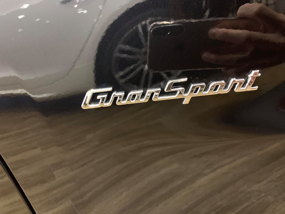 Xe Màu Đen nôi that đỏ : Maserati SUV Levante Gầm Cao 5 Chỗ Tại Sài Gòn Giá Bao Nhiêu Maserati SUV Levante Gầm Cao 5 Chỗ Tại Sài Gòn Giá Bao Nhiêu Tiền Bao Gồm Thuế và lăn bánh biển số, Maserati Quận 1, Maserati Lê Duẩn, Maserati Bán ở đâu, maserati là xe gì, của ai, của nước nào, có cao cấp ha