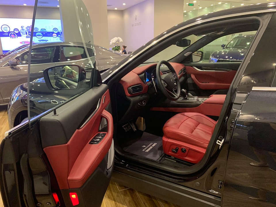 Xe Màu Đen nôi that đỏ : Maserati SUV Levante Gầm Cao 5 Chỗ Tại Sài Gòn Giá Bao Nhiêu Maserati SUV Levante Gầm Cao 5 Chỗ Tại Sài Gòn Giá Bao Nhiêu Tiền Bao Gồm Thuế và lăn bánh biển số, Maserati Quận 1, Maserati Lê Duẩn, Maserati Bán ở đâu, maserati là xe gì, của ai, của nước nào, có cao cấp ha