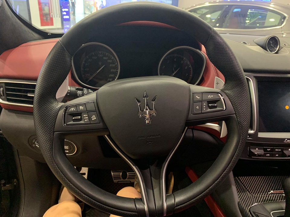 Xe Màu Đen nôi that đỏ : Maserati SUV Levante Gầm Cao 5 Chỗ Tại Sài Gòn Giá Bao Nhiêu Maserati SUV Levante Gầm Cao 5 Chỗ Tại Sài Gòn Giá Bao Nhiêu Tiền Bao Gồm Thuế và lăn bánh biển số, Maserati Quận 1, Maserati Lê Duẩn, Maserati Bán ở đâu, maserati là xe gì, của ai, của nước nào, có cao cấp ha