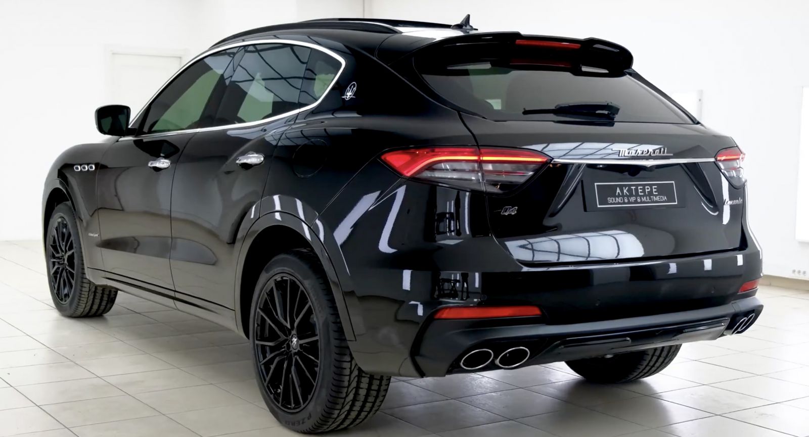 ngoai thất đen, Maserati Levante, Maserati Levante 2021 - 2022 Có Gì Mới, Giá Bán Bao Nhiêu , Phiên bản sport, màu đen cực đẹp ở video,