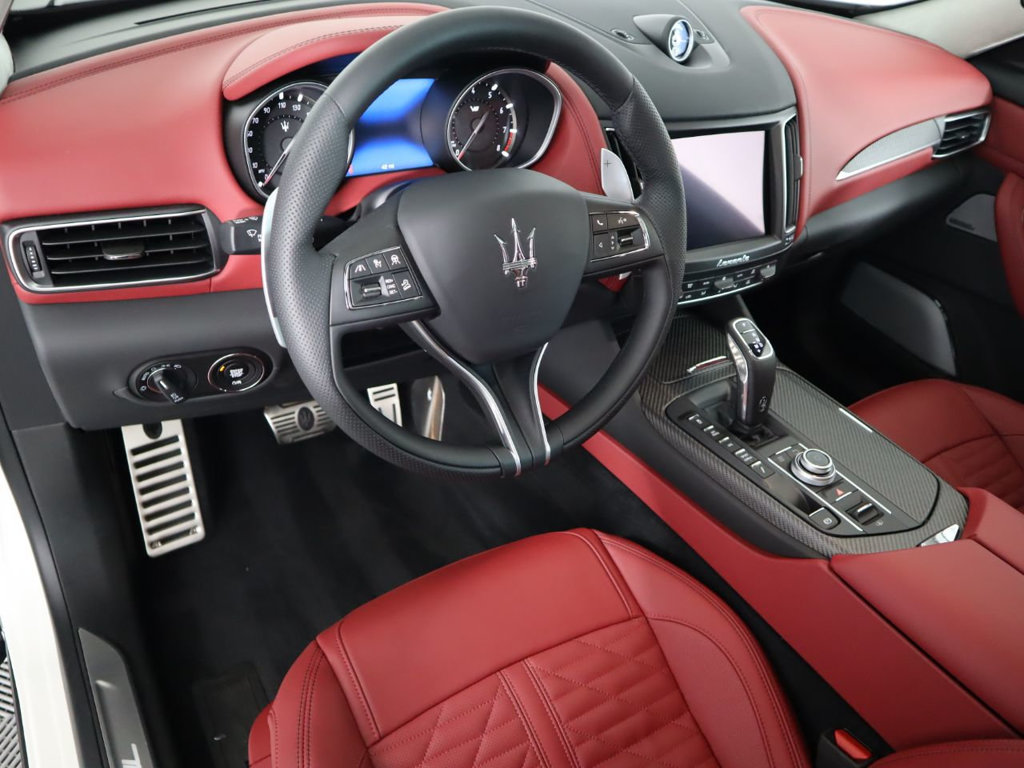 Maserati Levante Trofeo Màu Trắng Chiếc SUV Có Giá Đắt Nhất Của Ý Ra Mắt Tại Việt Nam năm nay, có 3 màu là đen, xám, trắng cùng nội thất nâu da bò và đen kết hợp đỏ,  Maserati Levante Trofeo Màu Trắng Chiếc SUV Có Giá Đắt Nhất Của Ý Ra Mắt Tại Việt Nam năm nay, có 3 màu là đen, xám, trắng cùng nội thất nâu da bò và đen kết hợp đỏ,