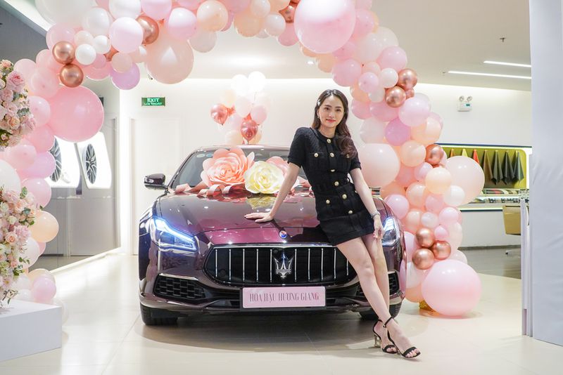 Hương giang mua xe ý đinh ba Maserati