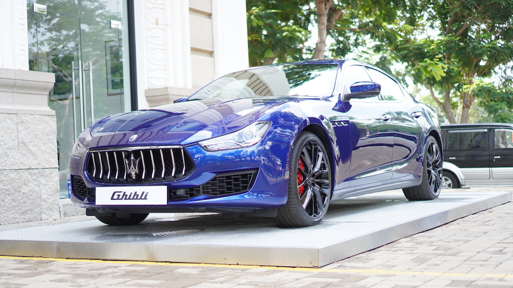 Giá Xe Maserati Ghibli Bán Tại Việt Nam Bao Nhiêu, Có Mấy Phiên Bản - Xe màu Xanh Dương 2 Cầu 