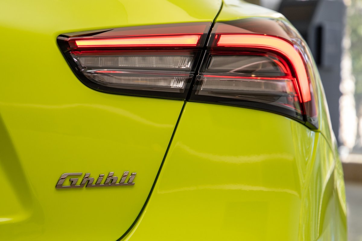 Xe Ý Maserati Ghibli Trofeo V8 Mạnh Nhất Phân Khúc 4 Chỗ vàng chanh,