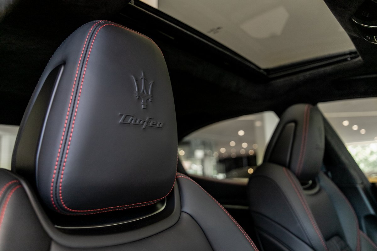 Xe Ý Maserati Ghibli Trofeo V8 Mạnh Nhất Phân Khúc 4 Chỗ vàng chanh,