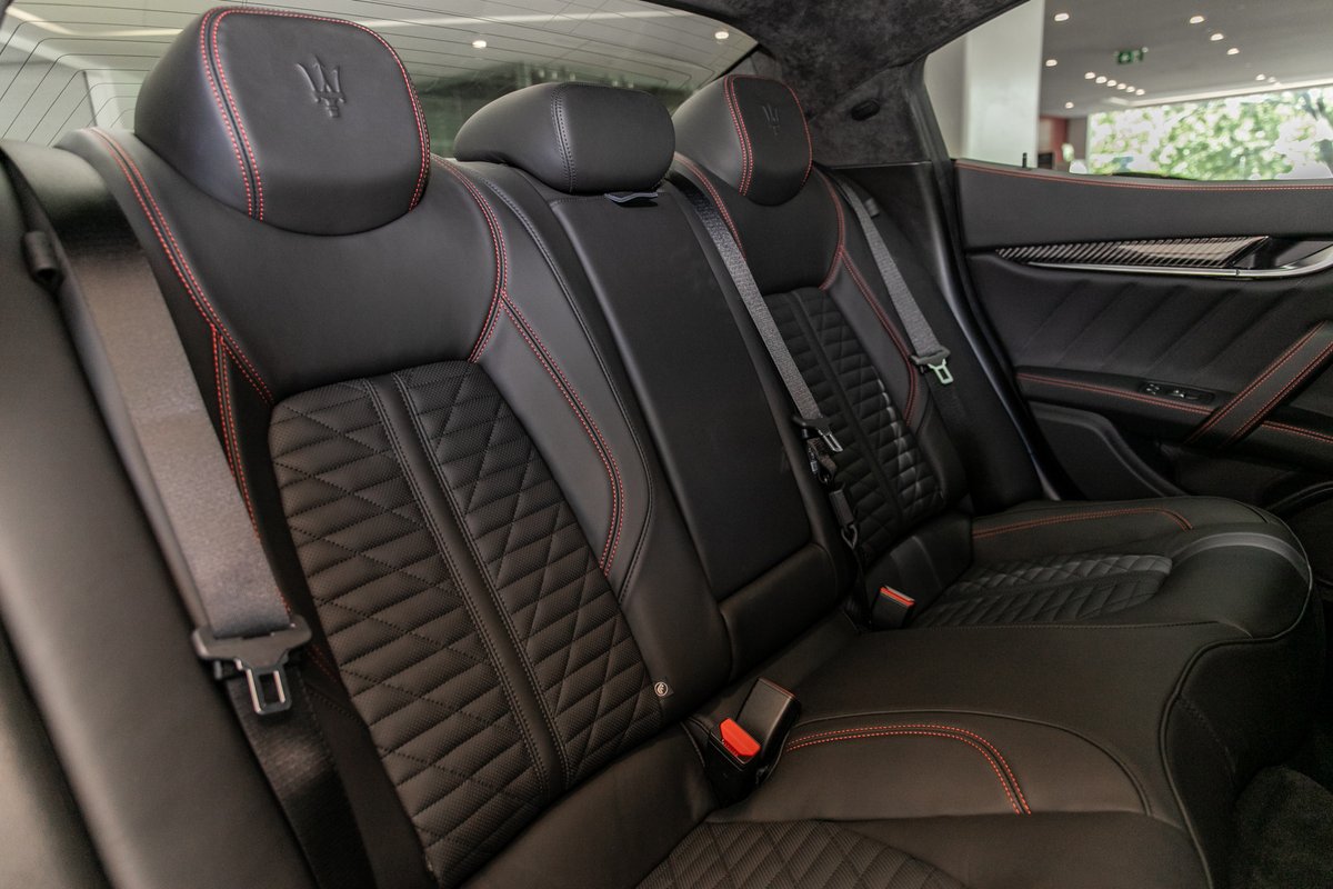 Xe Ý Maserati Ghibli Trofeo V8 Mạnh Nhất Phân Khúc 4 Chỗ vàng chanh,